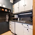 Newly Renovated 2br In Riihivuori Apartment *